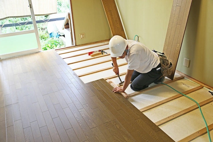 Floor insulation outlet