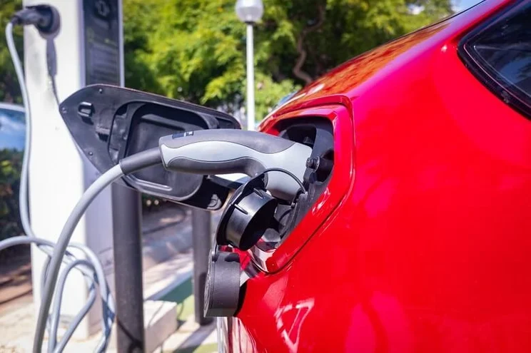 coche eléctrico rojo con cargador
