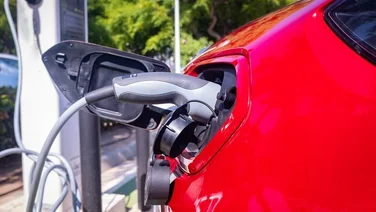 coche eléctrico rojo con cargador