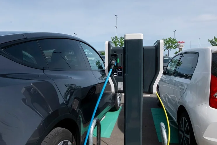 dos coches eléctricos con cargadores