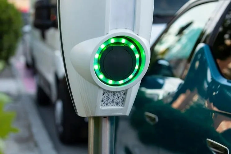 un cargador de coche eléctrico iluminado en verde