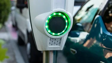 un cargador de coche eléctrico iluminado en verde