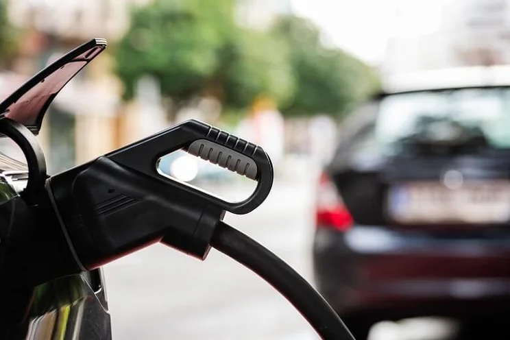 un cargador de coche eléctrico negro